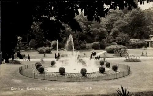 Ak Bournemouth Dorset England, Brunnen, Gartenlandschaft, Spaziergänger, Bournemouth