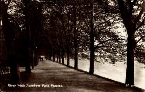 Ak Preston Lancashire England, Bäume, Weg, Fluss, Menschen, Avenham Park, Preston