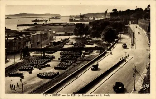 Ak Brest Finistère,  Hafen, Schiffe, Lagerhäuser, Straße, Autos
