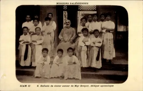 CPA Missions Salesiennes, Enfants de choeur autour de Mgr Dreyer