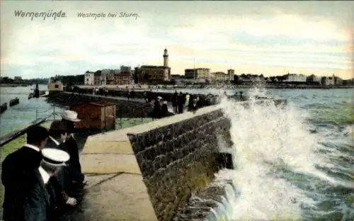Ak Ostseebad Warnemünde Rostock,  Westmole, Sturm, Wellen, Menschen, Hafen