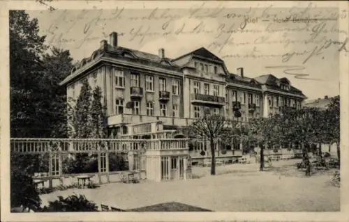 Ak Kiel, Hotel Betteyure,  Gartenanlage, Bäume, Tische, Stühle