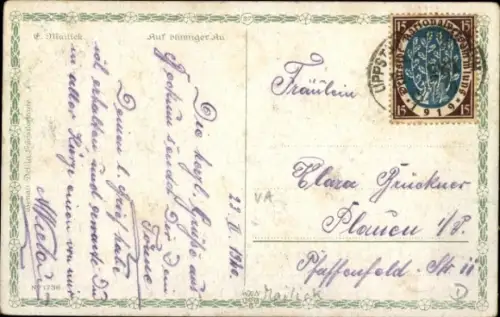 Künstler Ak Frau sitzt auf einer Wiese