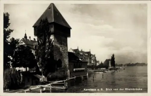 Ak Konstanz am Bodensee, Konstanz a. B., Blick von der Rheinbrücke, Wasser, Bäume, Gebäude