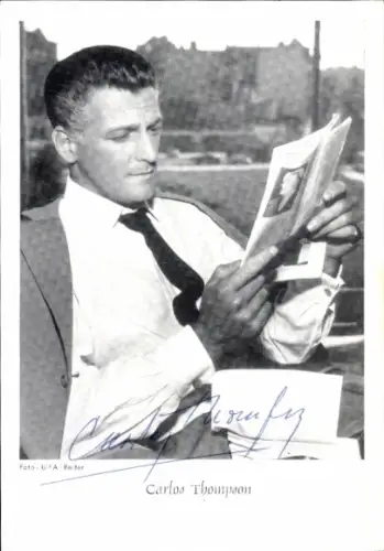 Ak Schauspieler Carlos Thompson, Portrait mit Zeitung, Autogramm