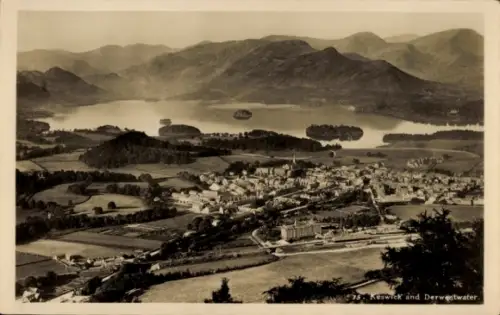 Ak Keswick Cumbria England, Landschaft mit  Derwentwater, Bergen, Seen