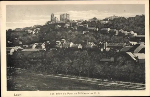 Ak Laon Aisne, Blick vom Pont de St-Marcel, Stadtansicht, Häuser, Bäume