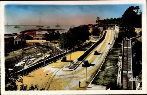 Ak Brest Finistère, Blick auf eine Straße, Fahrzeuge, Bäume, Hafen mit Schiffen