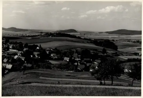 Ak Steina in Sachsen, Dorfansicht, Berggaststätte Schwedenstein, Landschaft mit Feldern
