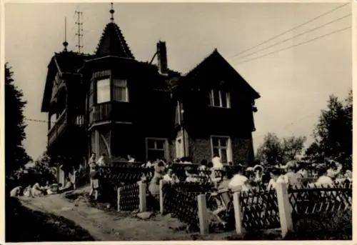 Ak Steina in Sachsen, Haus im Hintergrund, viele Personen draußen, Zaun, Spaziergänge