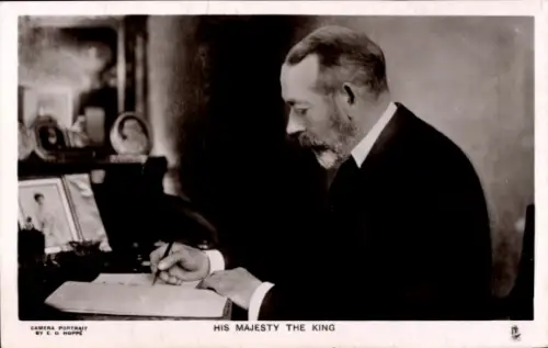 Ak König Georg V von Großbritannien am Schreibtisch, Portrait