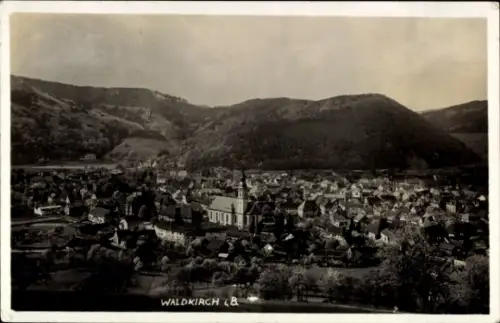 Ak Waldkirch im Breisgau Schwarzwald, Landschaft mit  Kirche, Hügel, Häuser