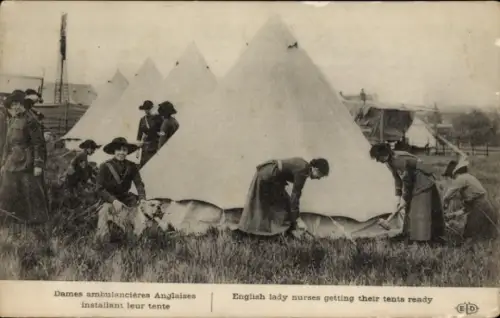 Ak Englische Sanitäterinnen beim Aufbau ihres Zeltes, I. WK