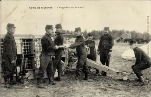 CPA Sissonne Aisne, Camp de Sissonne, Chargement de la Pièce