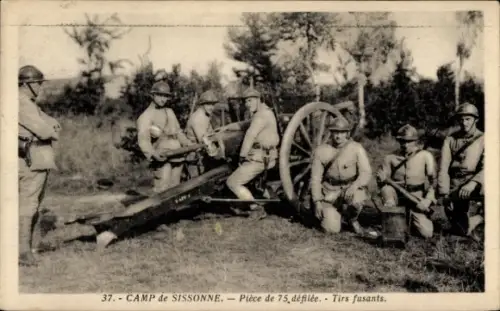 CPA Sissonne Aisne, Camp de Sissonne, Pièce de 75. défilée, Tirs fusants