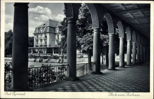 Ak Bad Pyrmont in Niedersachsen,  Blick zum Kurhaus, Arkaden, Bäume, Garten