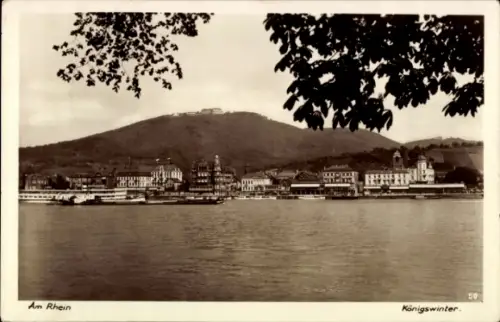 Ak Königswinter am Rhein, Panoramaansicht von Königswinter am Rhein, Berg im Hintergrund, Schiffe