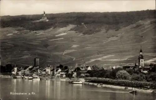 Ak Rüdesheim am Rhein, Rüdesheim am Rhein, Weinberge, Fluss, Statue, Kirche
