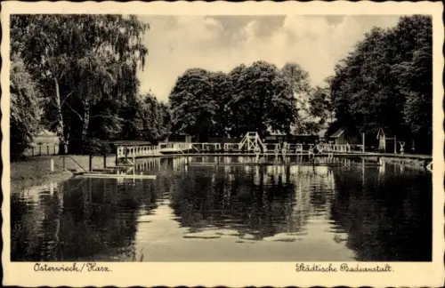 Ak Osterwieck am Harz, Städtische Badeanstalt, Osterwieck/Harz, Wasserfläche, Bäume, Holzstege