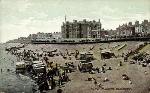 Ak Blackpool Lancashire England, Strandansicht, Menschen am Strand, Nordküste, Badehäuser, Schwar