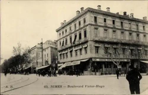 Ak Nîmes Gard, Boulevard Victor-Hugo,  Café, Gebäude, Straßenansicht