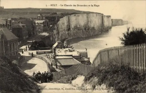 Ak Ault Somme, AULT, Le Chemin des Douaniers, Strand, Klippen, Menschenmenge