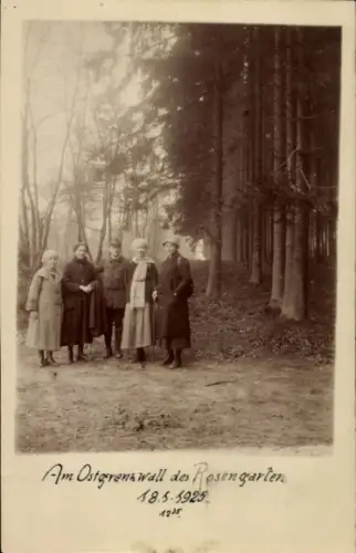 Foto Ak Rosengarten Niedersachsen, Gruppenbild am Ostgrenzwall des Rosengartens, 1925