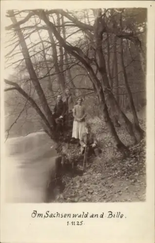 Ak Sachsenwald Hofriede Aumühle im Herzogtum Lauenburg, Gruppe von Menschen, am Ufer eines Flu...