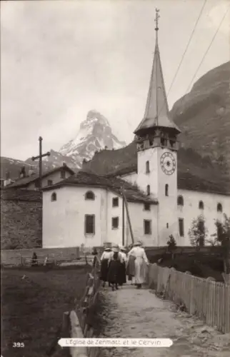 Ak Zermatt Kanton Wallis Schweiz, Kirche in  Matterhorn im Hintergrund, Damen in traditionelle...
