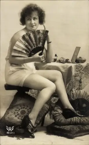 Ak Frau am Tisch, Fächer, Unterwäsche