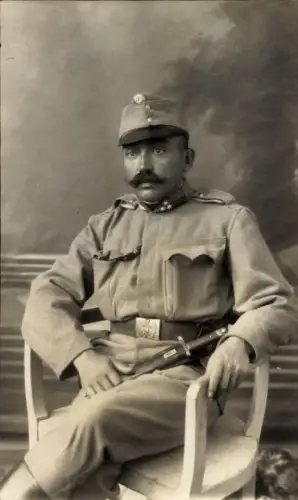 Foto Ak KuK-Armee, Soldat in Uniform, Bajonett