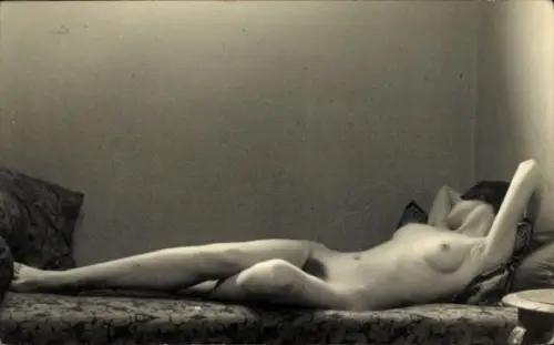 Foto Ak Nackte Frau liegend, Erotik, Beine, Busen
