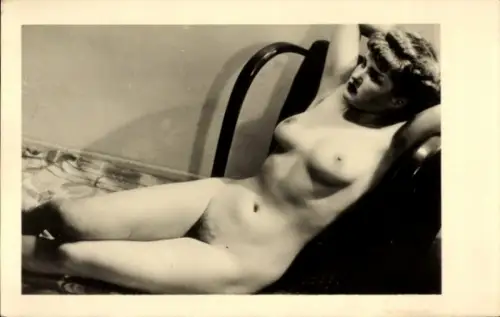 Foto Ak Nackte Frau liegend, Erotik, Beine, Busen
