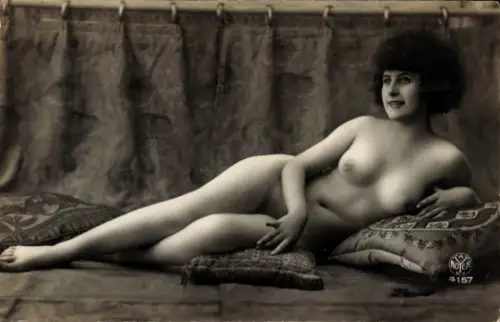 Ak Nackte Frau liegend, Frauenakt, Erotik