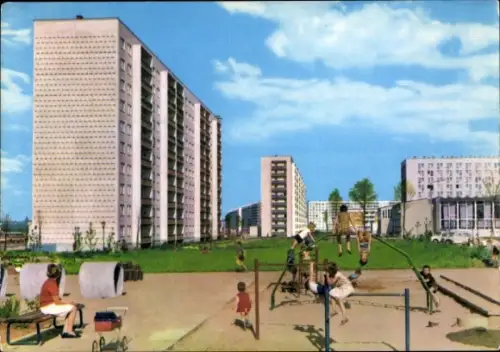 Ak Halle Neustadt, Spielplatz, Hochhäuser, Plattenbauten