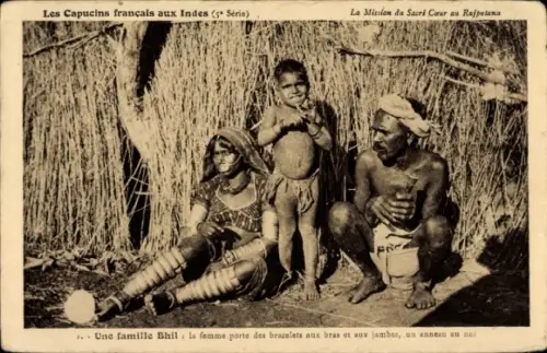 Ak Rajasthan Indien, Une famille Bhil, La femme porte des bracelets aux bras et aux jambes