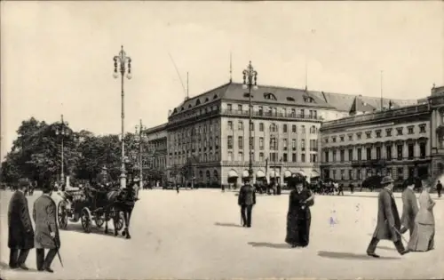 Ak Berlin Mitte, Partie am Pariser Platz, Blick auf das Hotel Adlon 