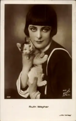 Ak Schauspielerin Ruth Weyher, Portrait mit Katze