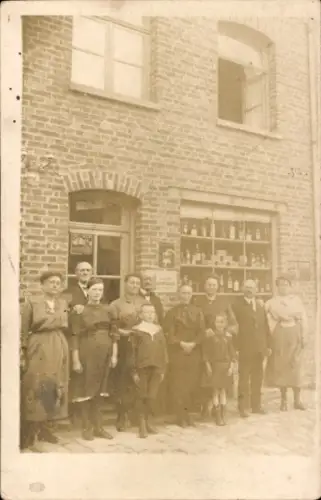 Foto Ak Menschen vor einem Laden, Schaufenster, Gruppenfoto
