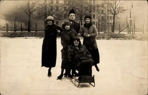 Foto Ak Schlittschuhläufer, Schlitten