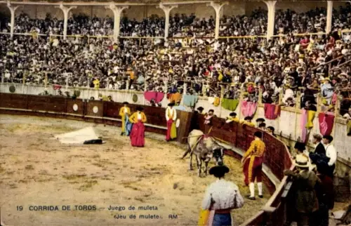 Ak Corrida de Toros, Juego de muleta, Stierkampf in der Arena, Torero