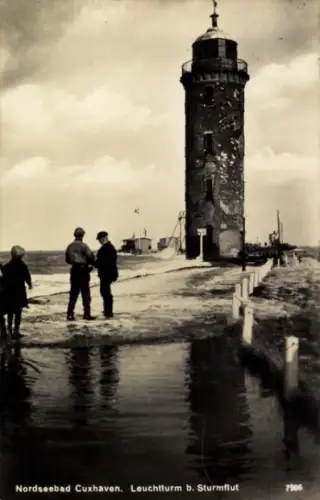 Ak Cuxhaven Nordsee, Leuchtturm bei Sturmflut