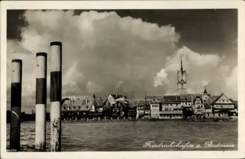Ak Friedrichshafen am Bodensee, Friedrichshafen am Bodensee, Wasser, Gebäude, Wolken