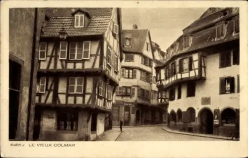 Ak Colmar Kolmar Elsass Haut Rhin, Altstadt mit Fachwerkhäusern, schmaler Straße, Person
