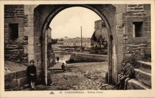Ak Concarneau Finistère, Torbogen, Kinder, Fluss, Häuser im Hintergrund