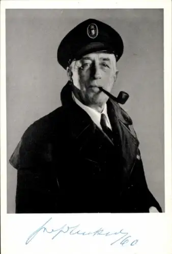 Foto Ak Felix Graf von Luckner, Seeteufel, Portrait mit Pfeife, Autogramm