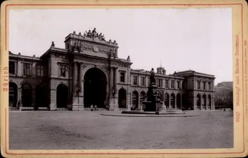 Ak Zürich Stadt Schweiz,  Bahnhof, Escher-Denkmal, Schwarz-Weiß-Foto