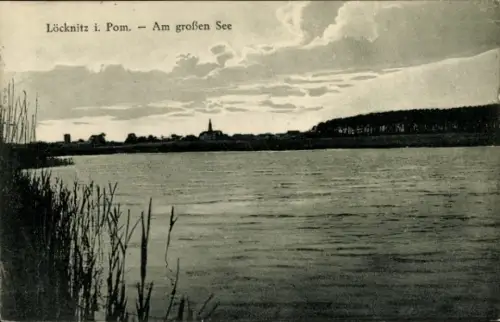 Ak Löcknitz in Vorpommern, Blick auf See, bewölkter Himmel, ländliche Idylle, Kirche sichtbar
