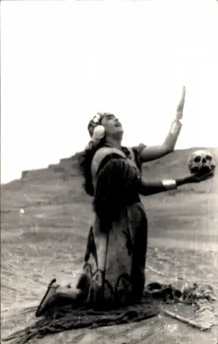 Foto Ak Kniende Frau mit Schädel in der Hand