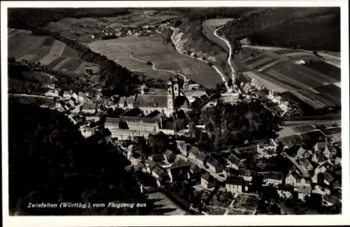 Ak Zwiefalten in Württemberg, Luftaufnahme von  Kirche, ländliche Umgebung